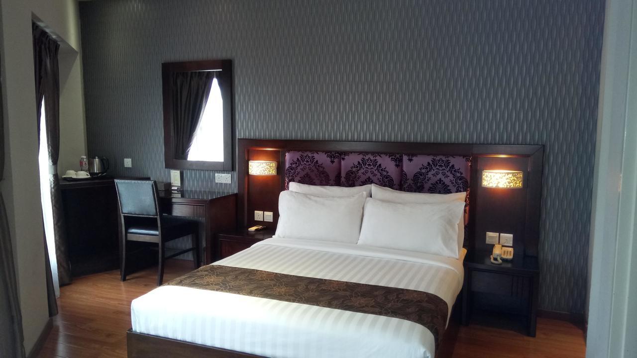 Castello Hotel Kulai Esterno foto